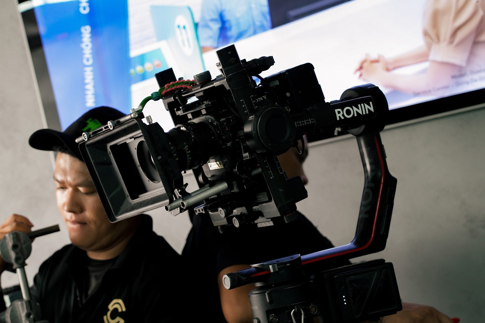 Samsung, Ronin, eyes on the monitor