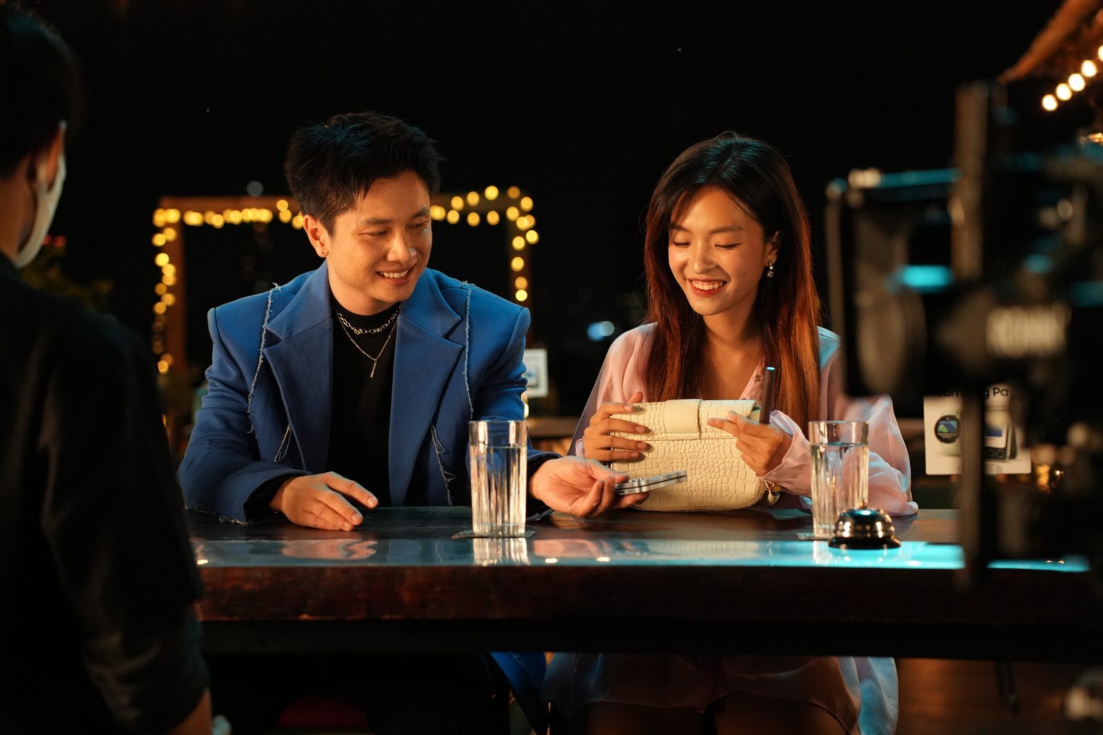 Samsung, cocktail bar, two leads