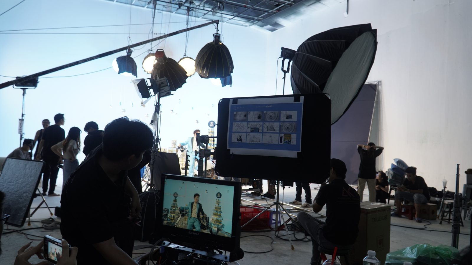 Saigon Chill × B Ray, video village