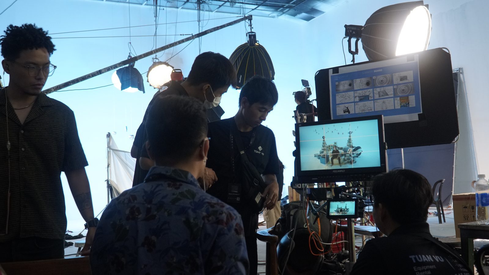Saigon Chill × B Ray, everyone on the monitor