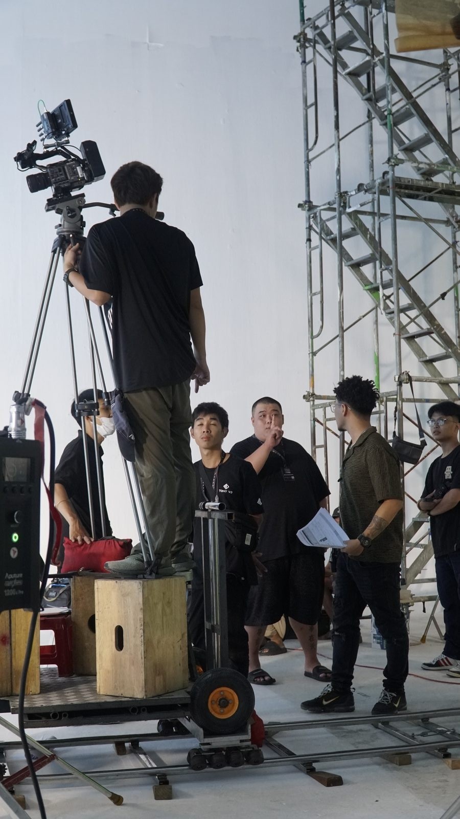 Saigon Chill × B Ray, crew along the scaffold