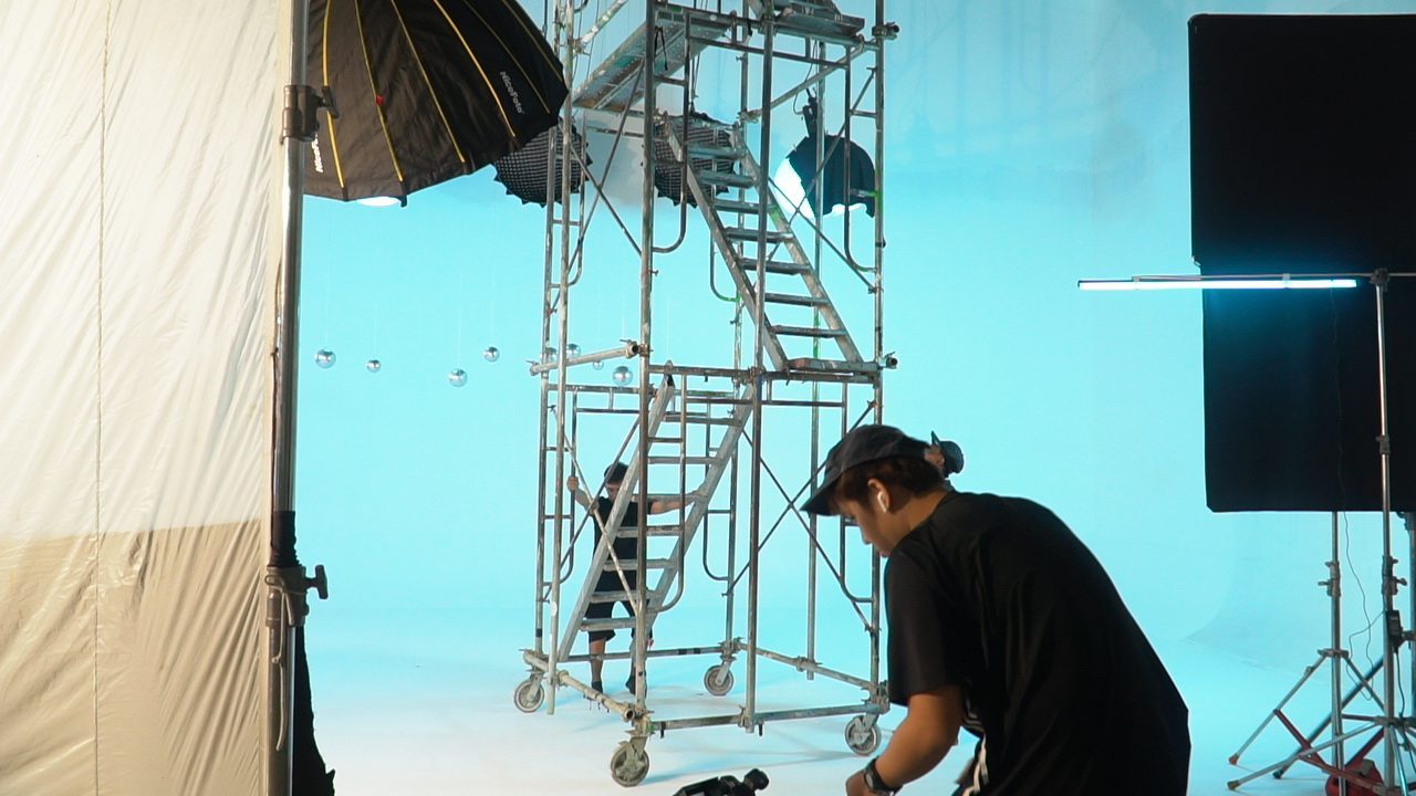 Saigon Chill × B Ray, rigging the tower