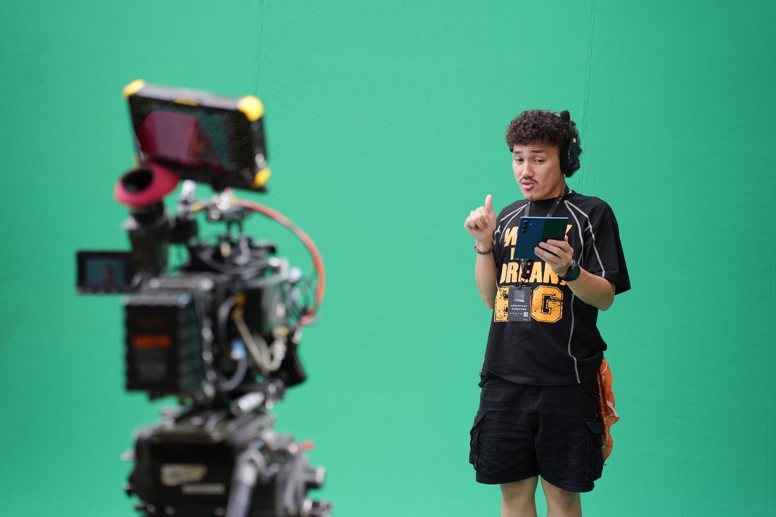 Samsung Z Flip7, one camera, one green wall