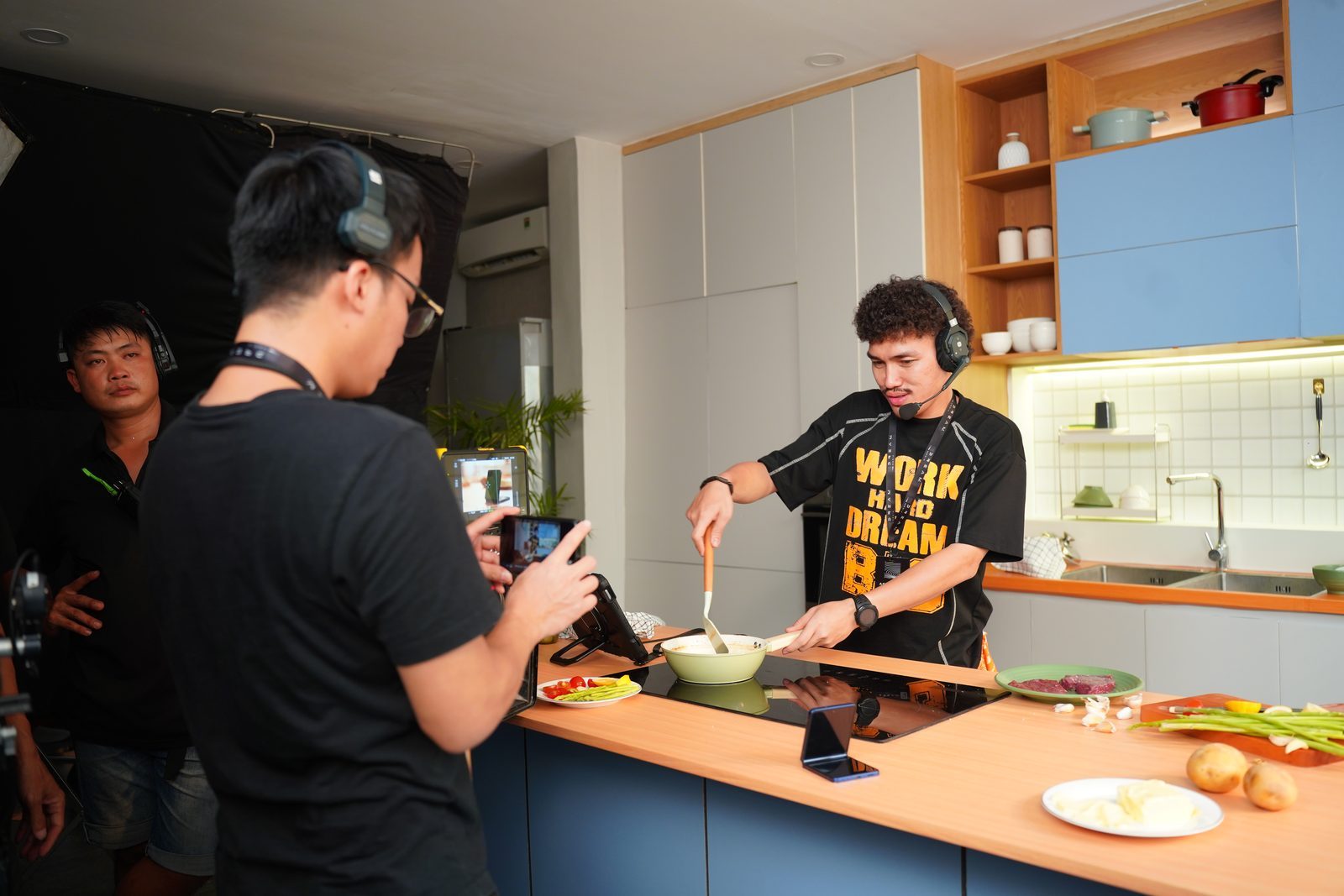 Samsung Z Flip7, cooking for the camera