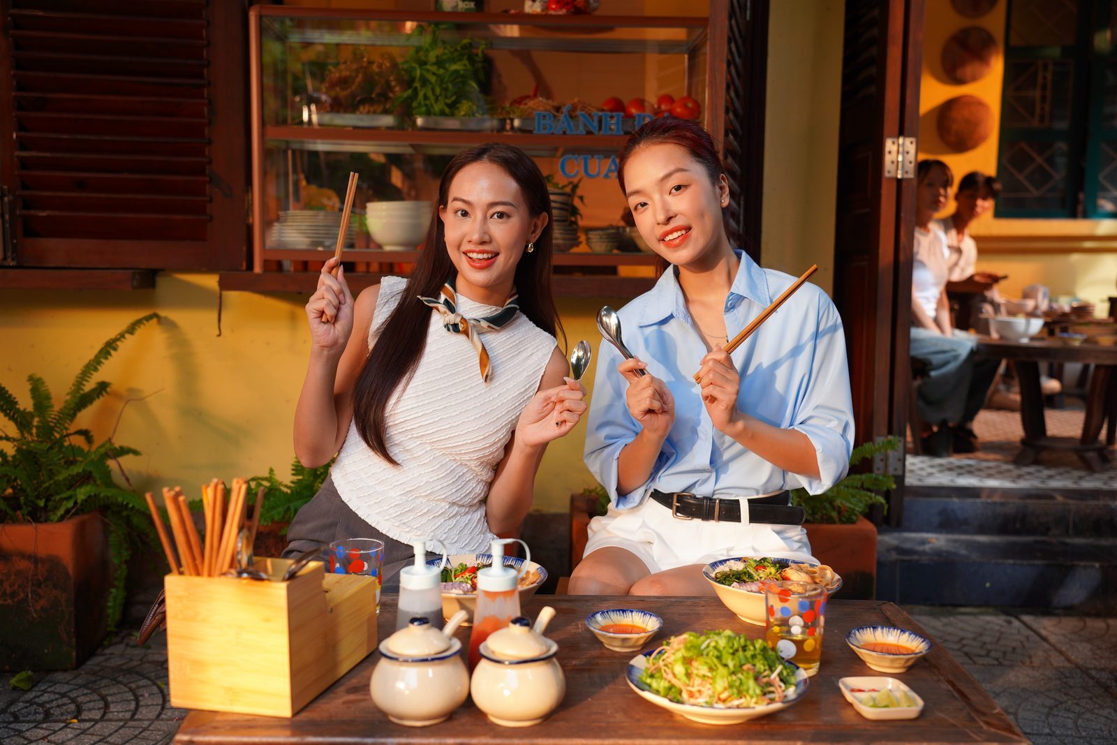 Samsung Z Flip7, chopsticks up