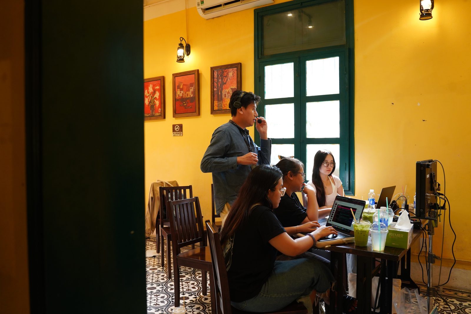 Samsung Z Flip7, the team at the window table