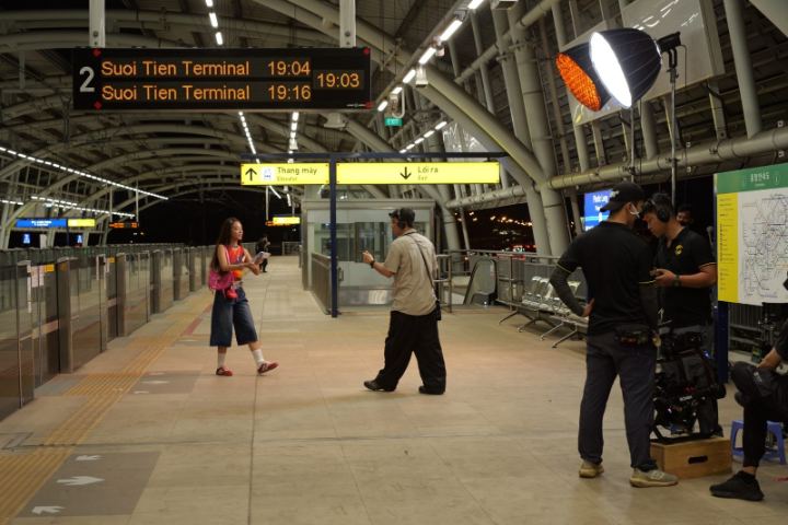Samsung Galaxy S24, the metro after hours