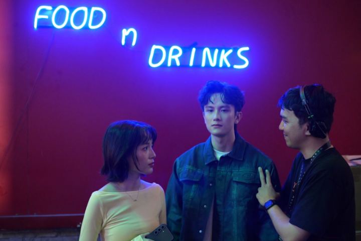 Samsung Galaxy S24, food n drinks, in neon