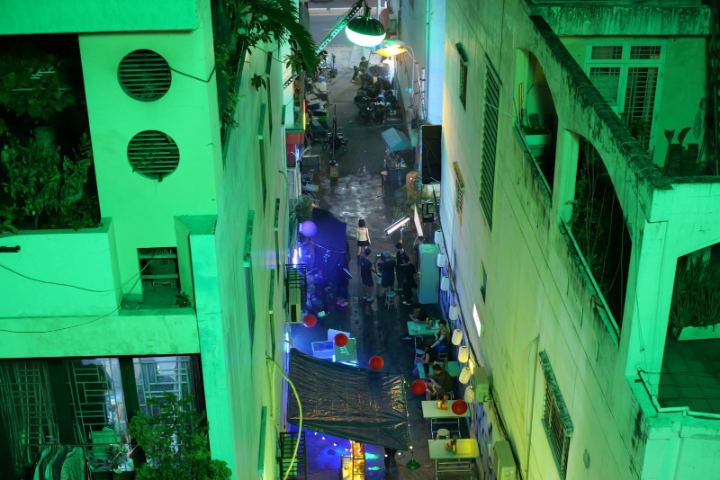 Samsung Galaxy S24, the alley glows green