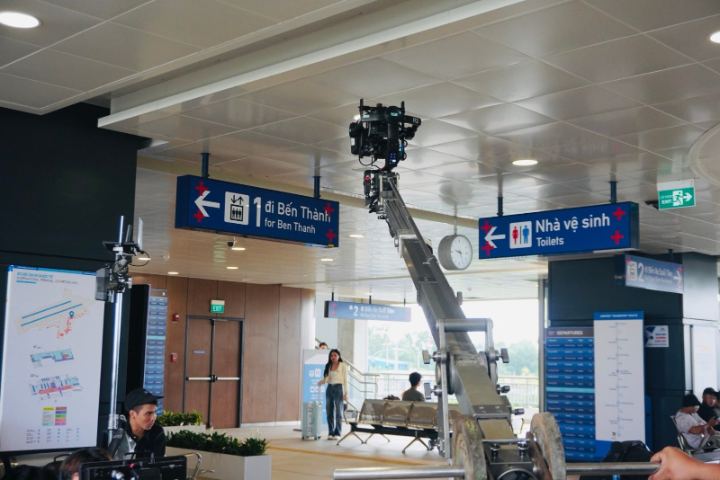 Samsung Wallet, a crane in the concourse
