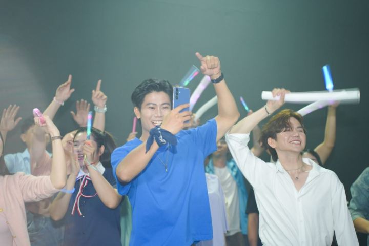 Samsung Wallet, wrap with light sticks