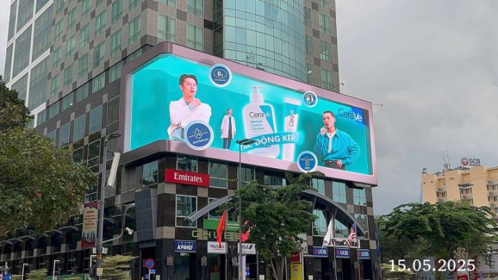 CeraVe, the 3D billboard, live on the street
