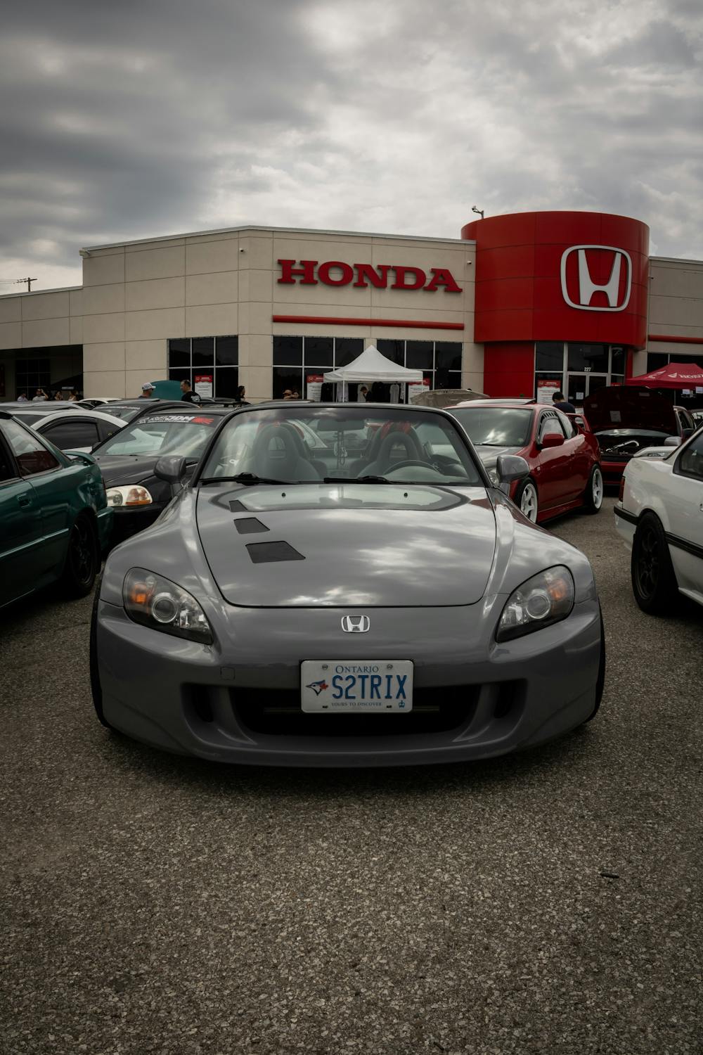 free-photo-of-a-honda-car-dealership-with-a-grey-car-parked-in-front.jpeg