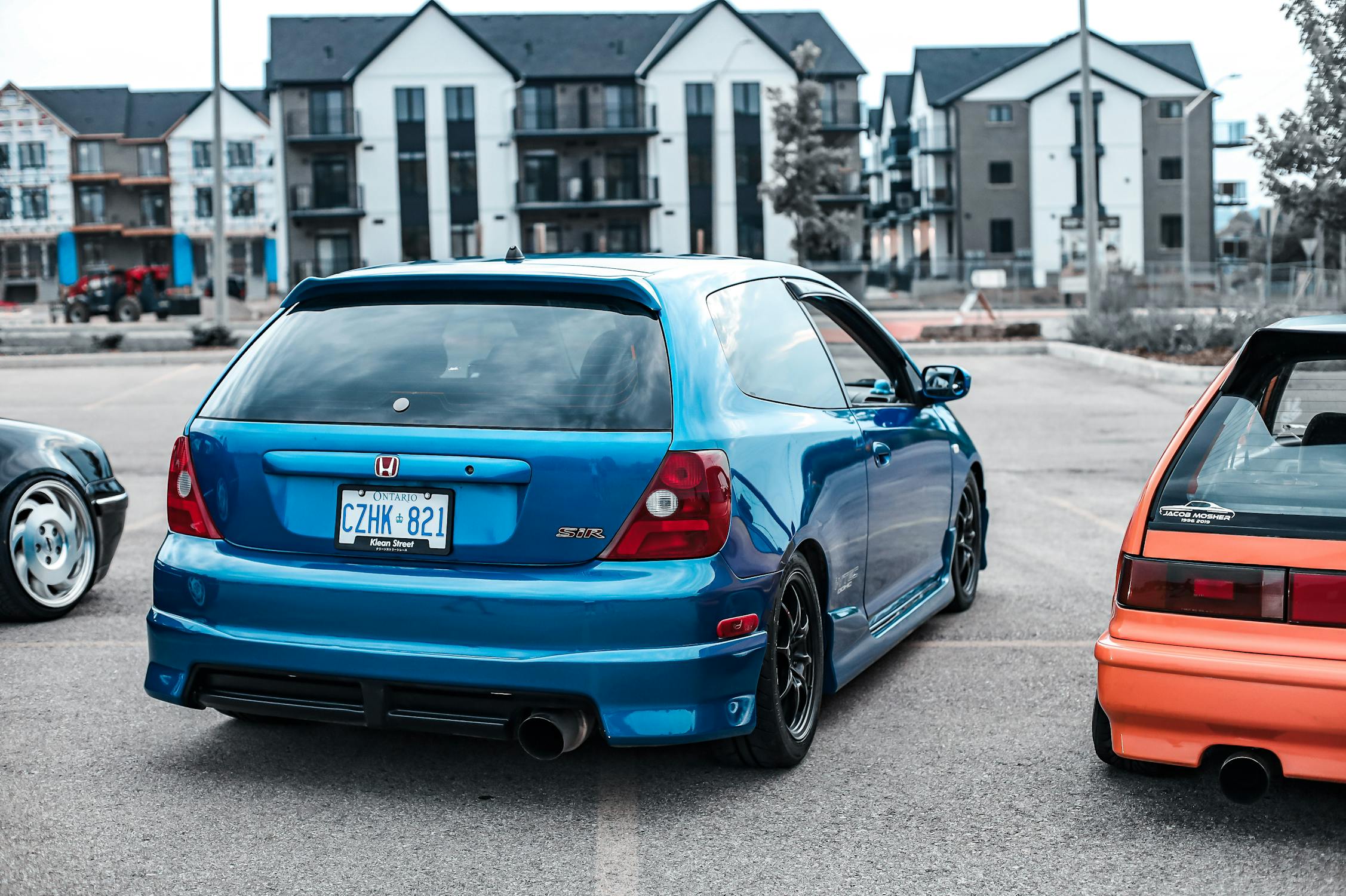 free-photo-of-a-sports-honda-civic-on-the-parking-lot.jpeg