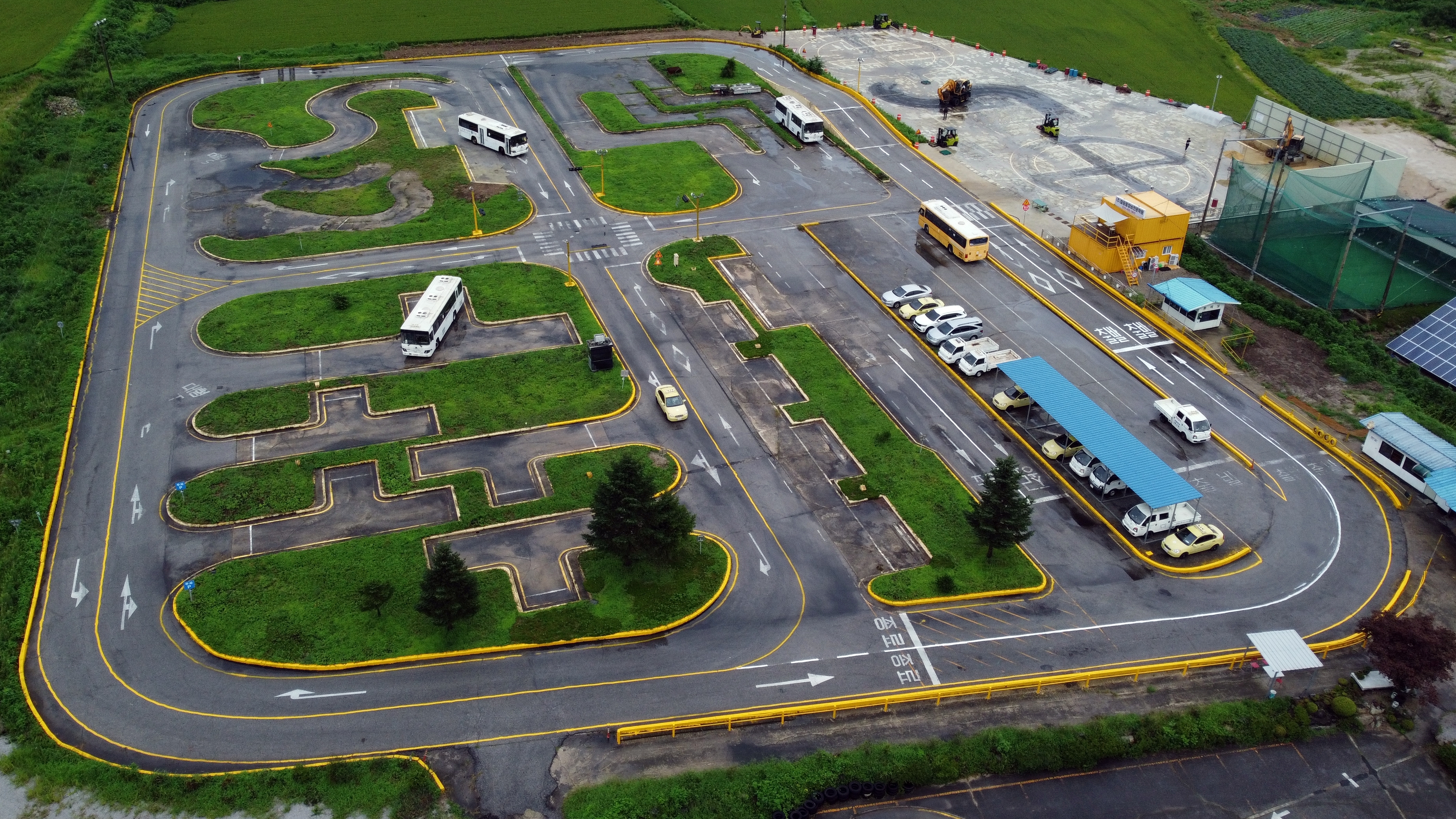 전국 최대 규모의 기능 시험장에서 연습하는 수강생