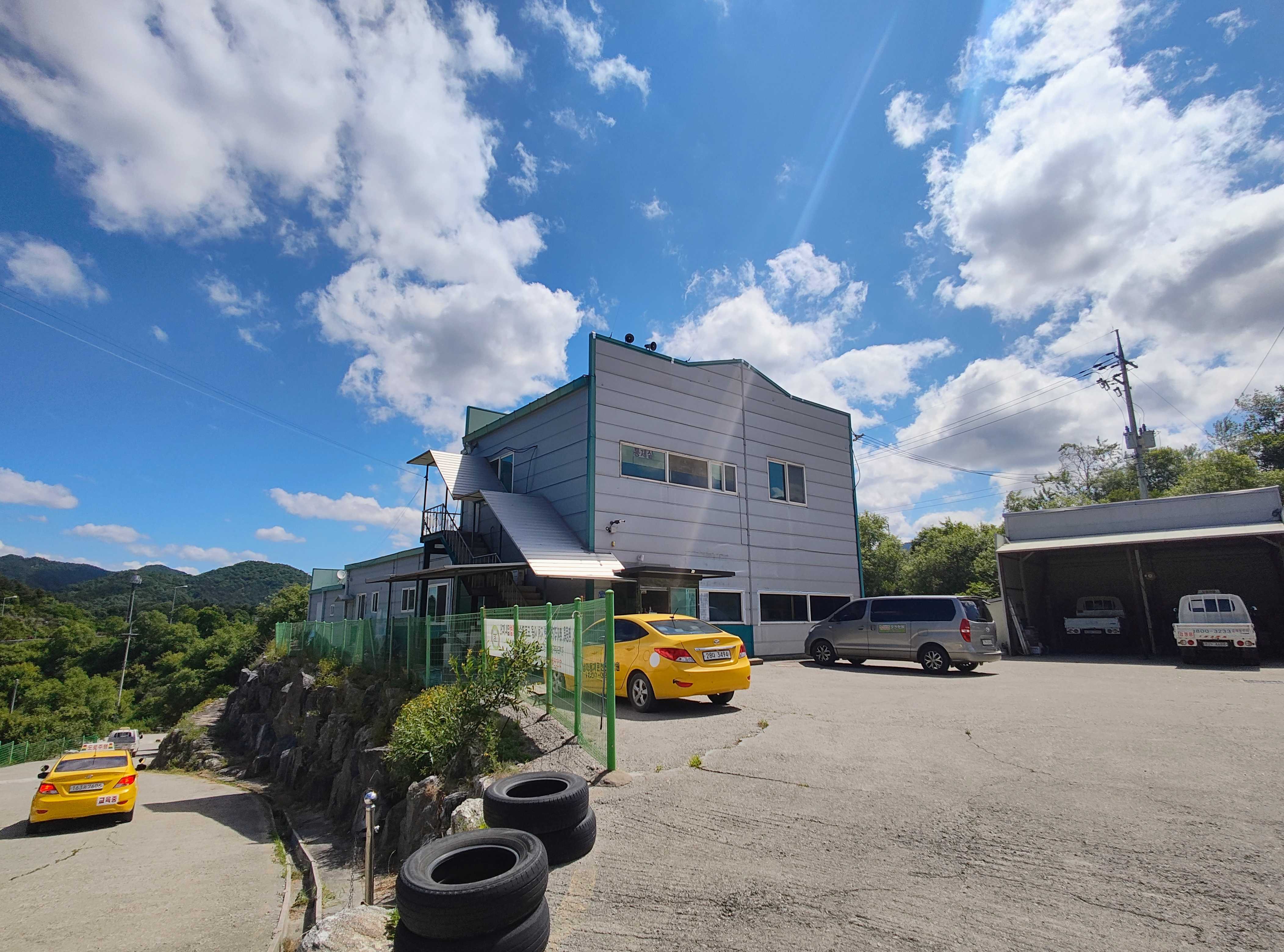 친절한 강사와 함께 도로주행 연습을 하는 수강생