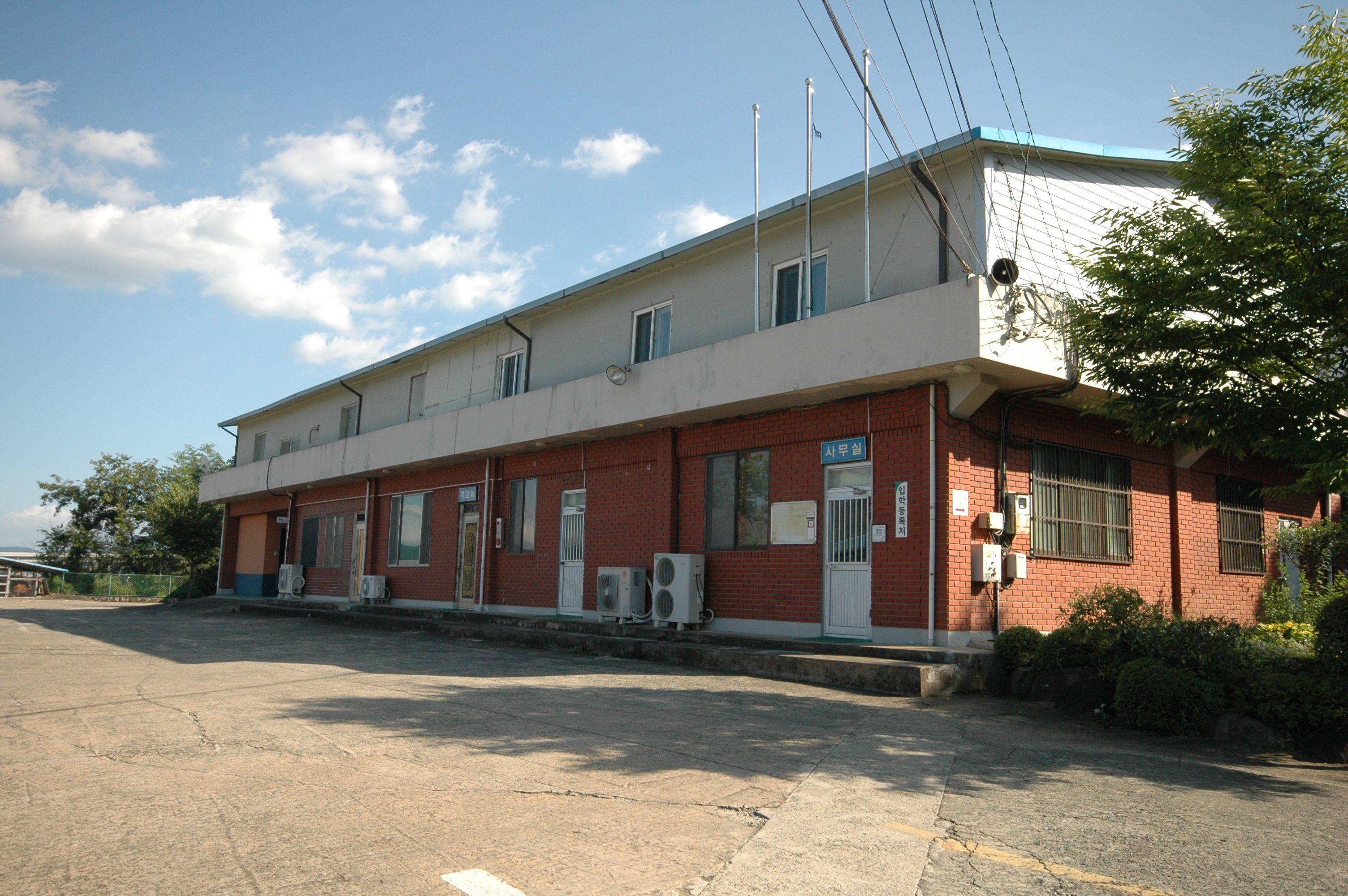 운전면허 도로주행 시험을 보고 있는 수강생의 모습