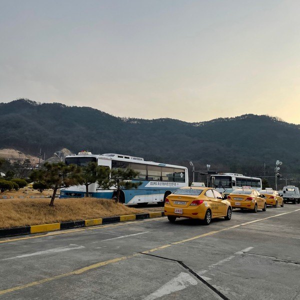 최신운전면허학원의 도로주행 교육 차량 모습