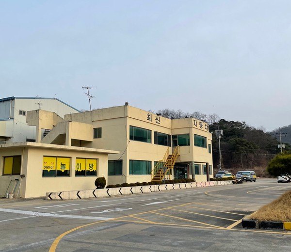 최신 운전면허학원의 노란색 학원 차량