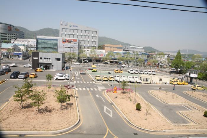 운전면허증을 들고 기뻐하는 사람