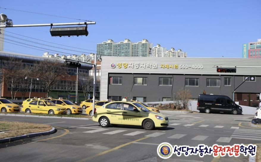 성당자동차운전전문학원의 깨끗한 교육 차량