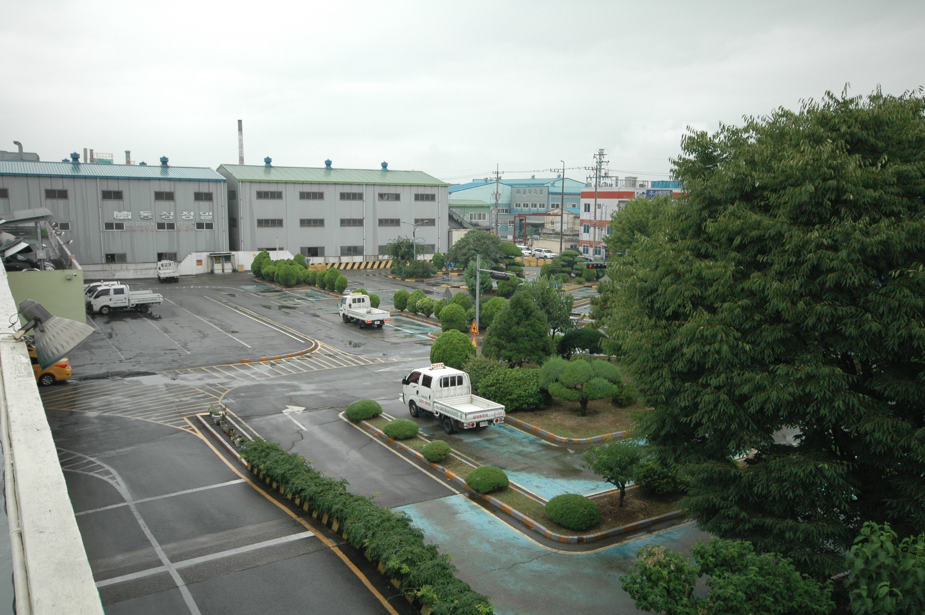 운전면허학원 선택을 위해 고민하는 사람의 이미지