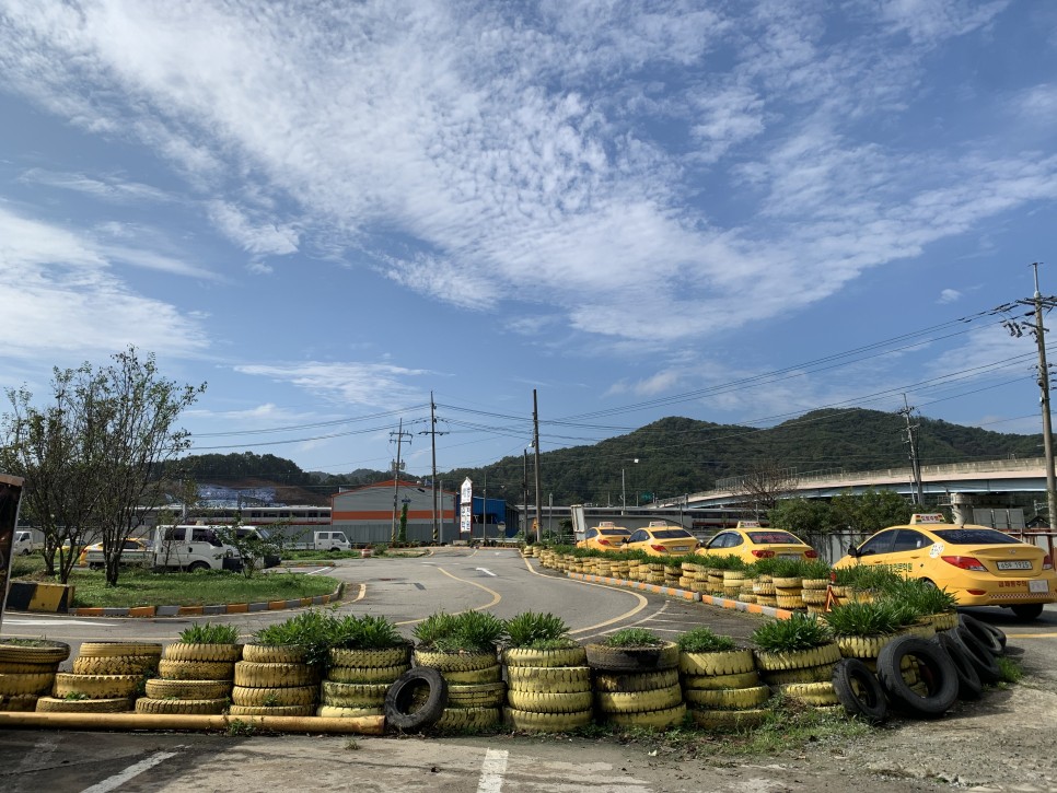 운전면허 도로주행 시험을 보고 있는 자동차의 모습