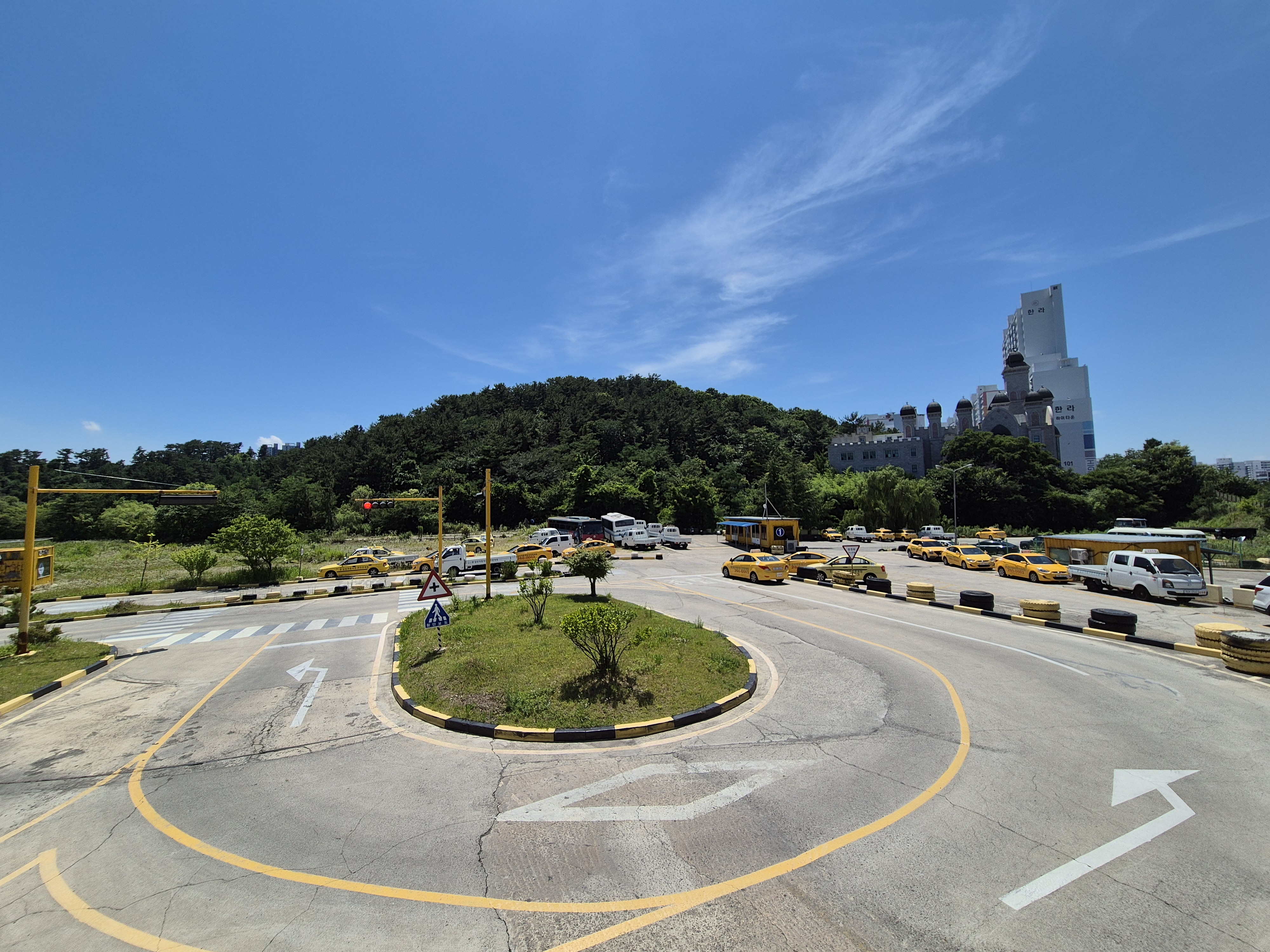 신삼성자동차학원의 잘 관리된 도로주행 교육 차량들