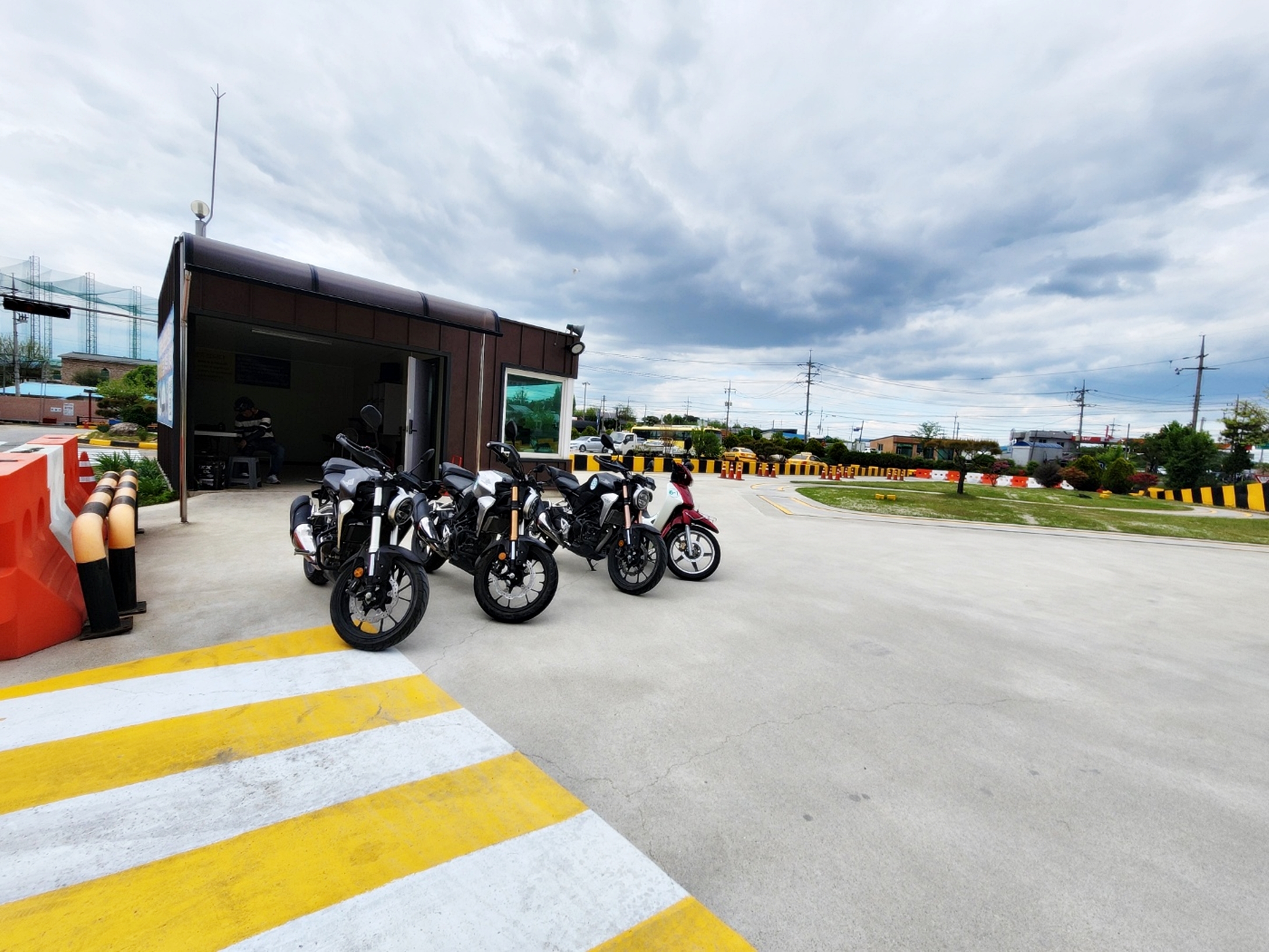 도로주행 교육을 위해 준비된 건양 운전면허학원의 노란색 차량들