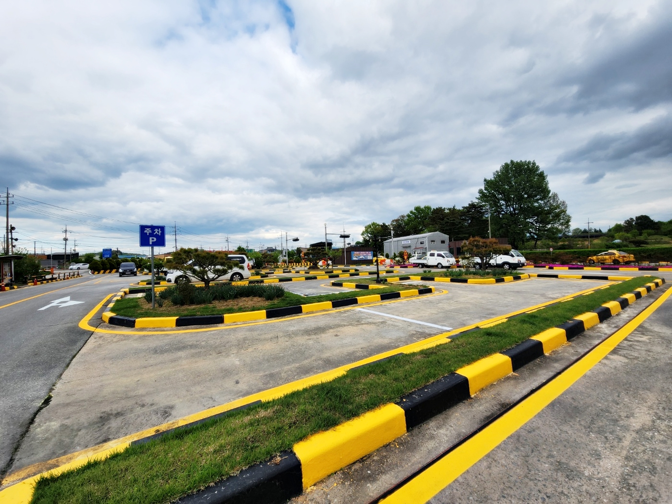 건양자동차운전전문학원의 도로주행 교육 차량