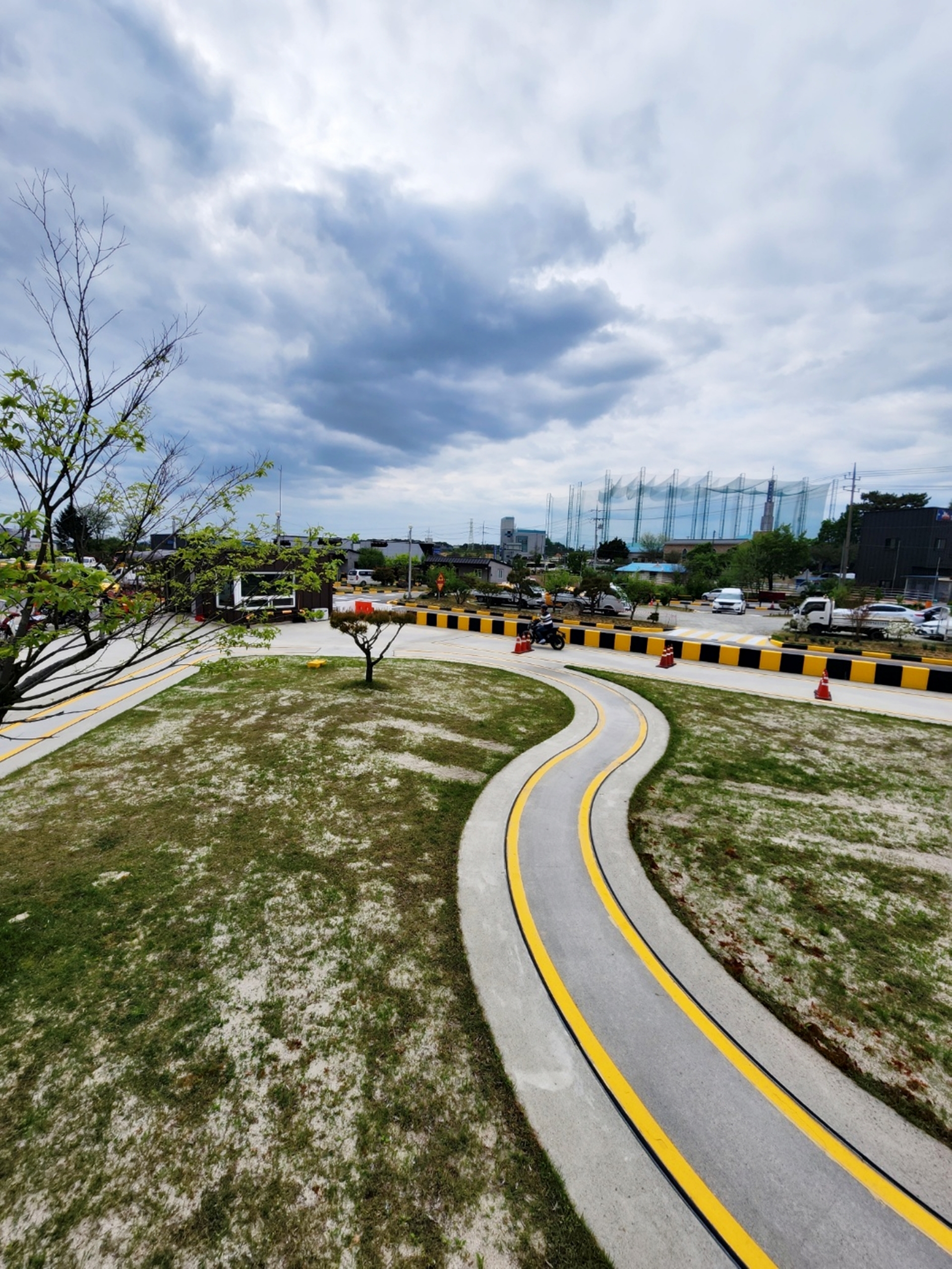 아름다운 조경이 돋보이는 건양운전면허학원 전경