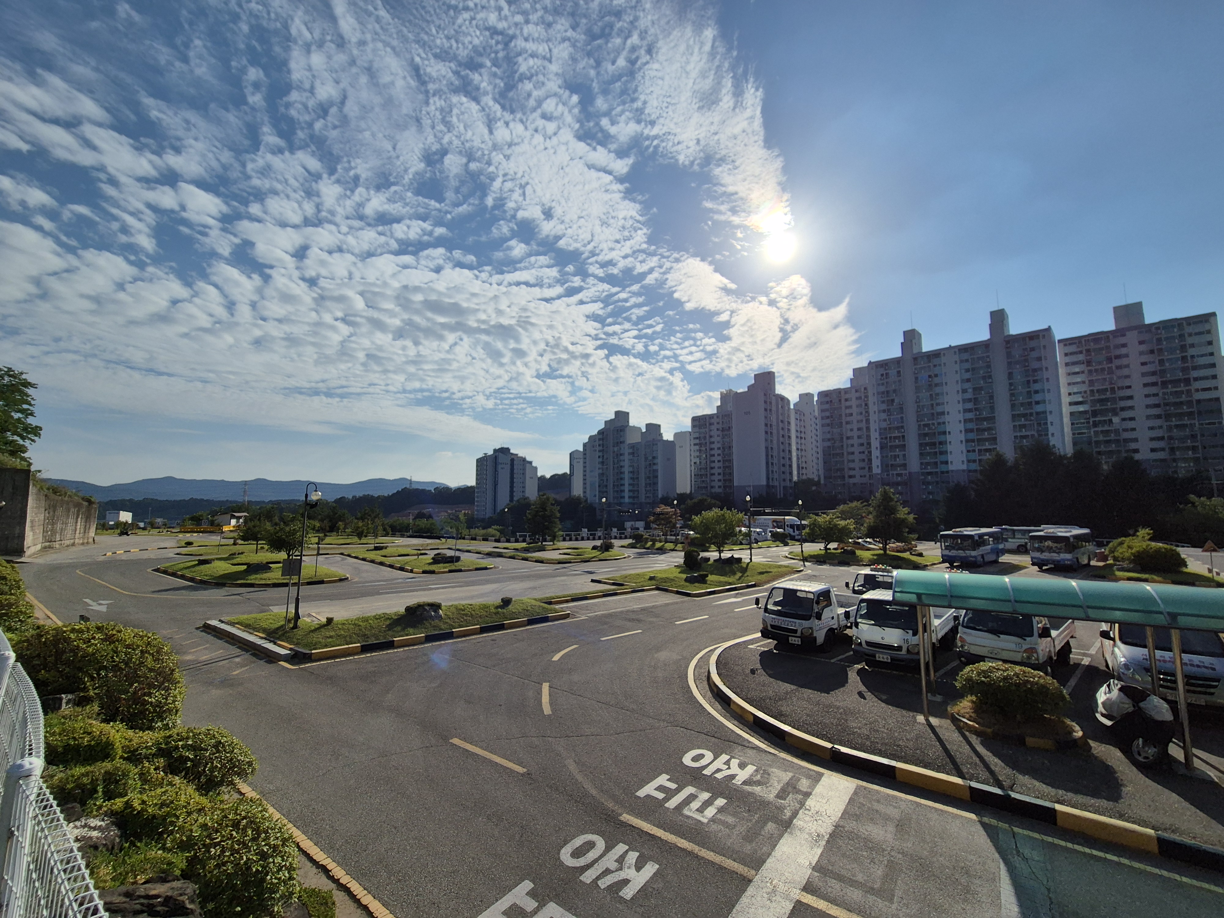 서부 운전면허학원의 넓고 쾌적한 장내기능 교육장 모습