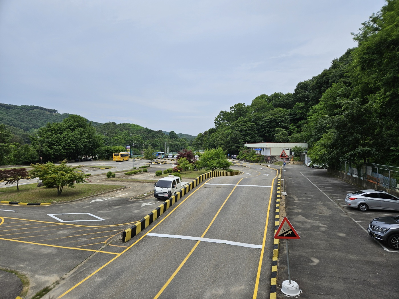 명문자동차운전전문학원의 깨끗한 도로주행 교육 차량