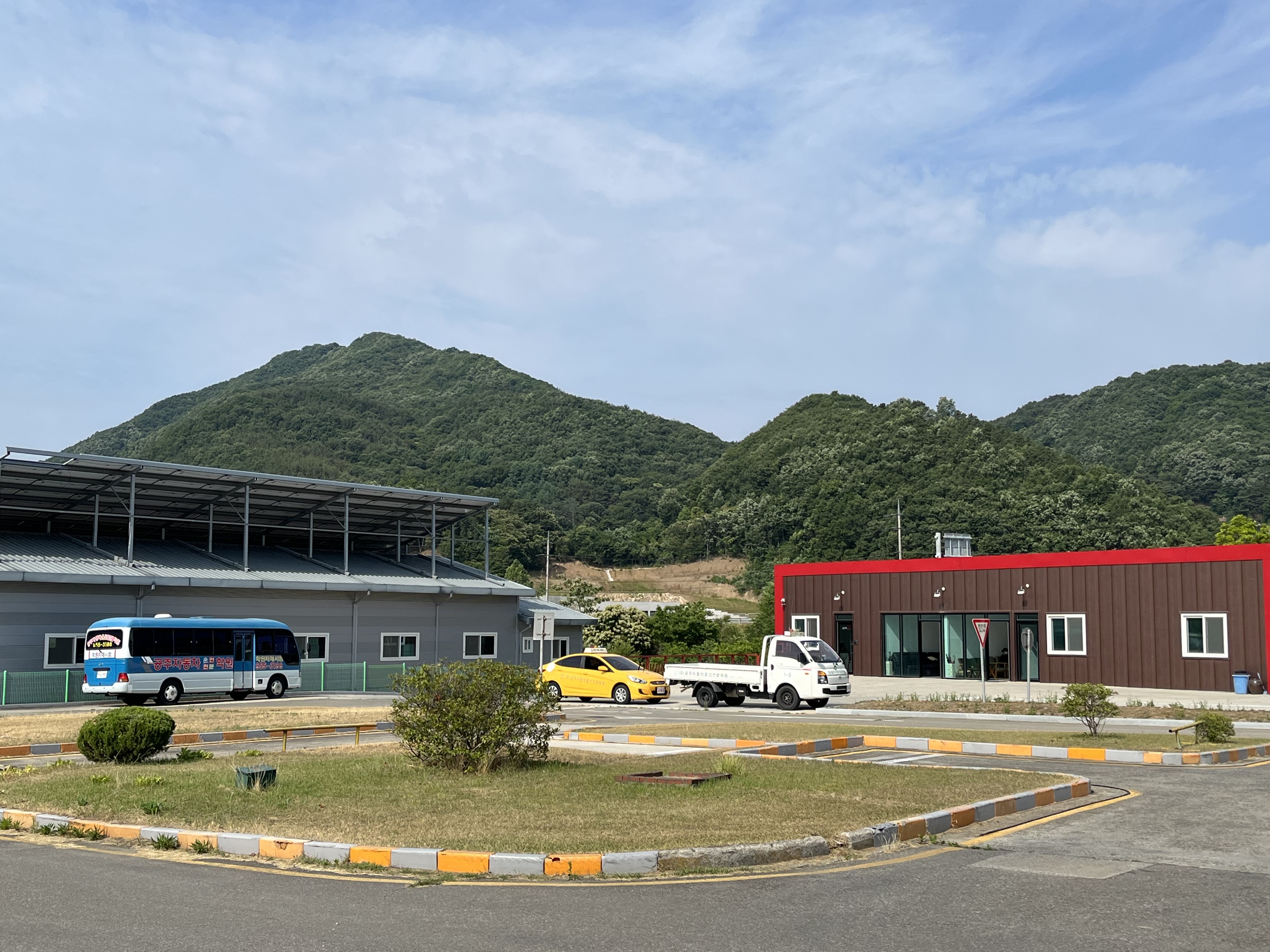 공주 운전면허학원의 넓은 기능 시험장 전경