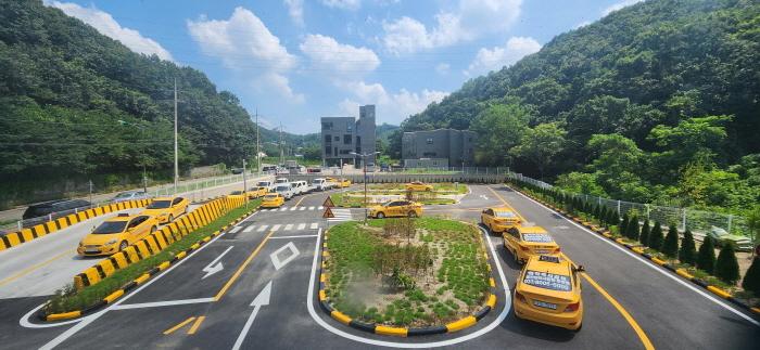 용인 청룡운전면허학원의 넓고 쾌적한 장내기능시험장 전경