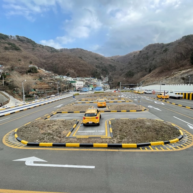 부산 영도구의 아름다운 해안도로를 달리는 자동차 이미지