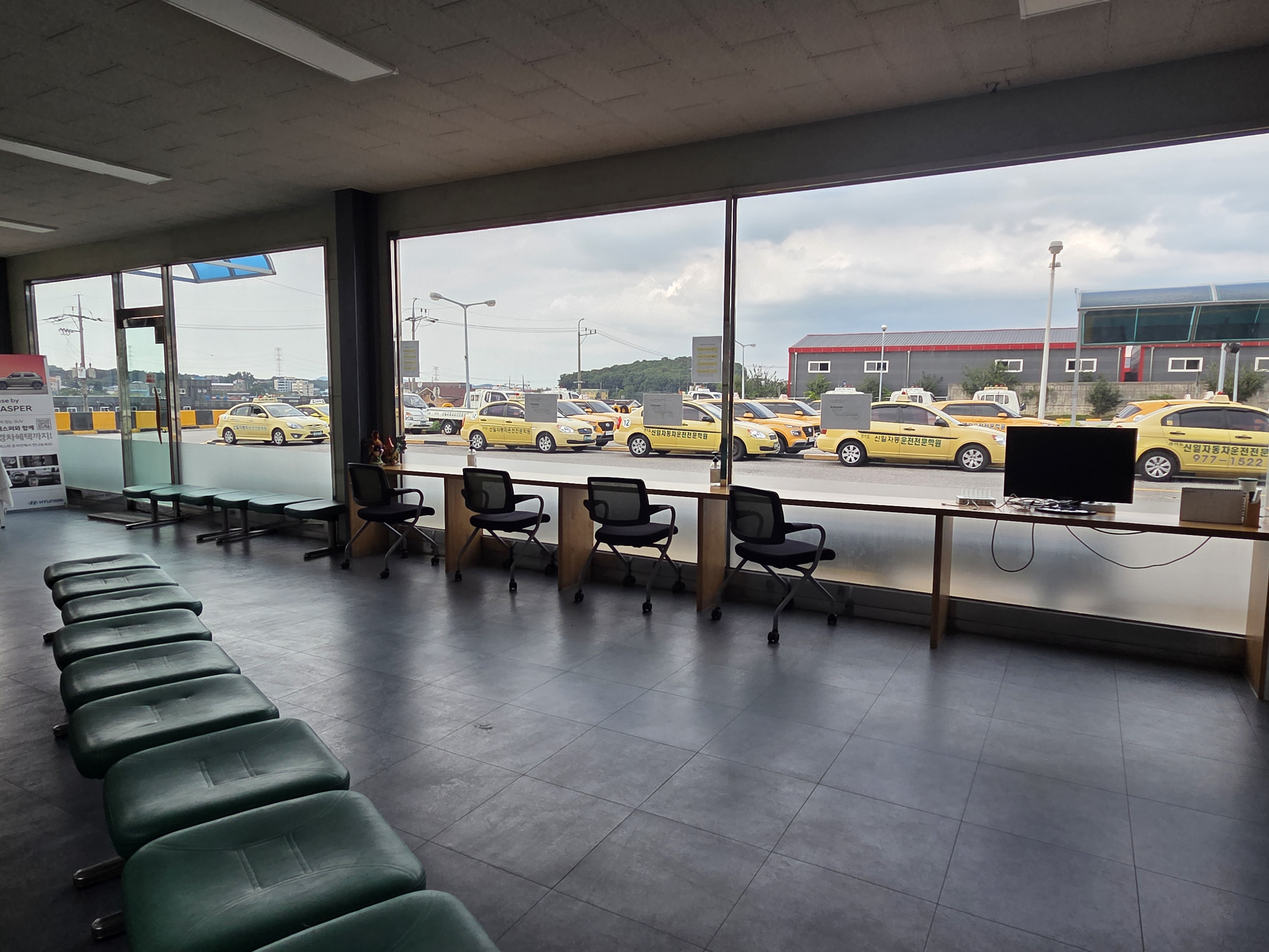 신일자동차운전전문학원의 노란색 셔틀버스