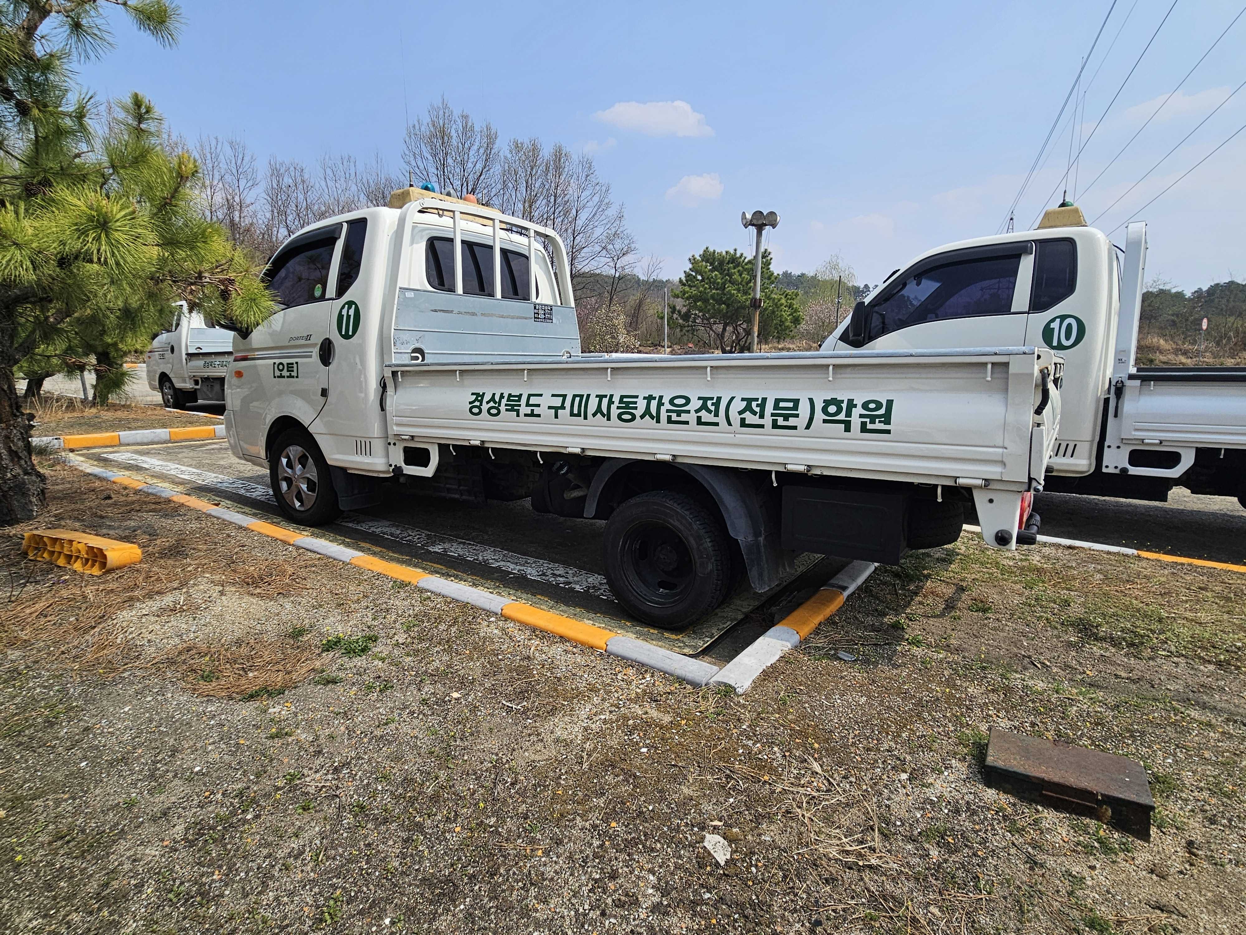도로주행 시험을 앞두고 코스를 주행하는 차량의 모습