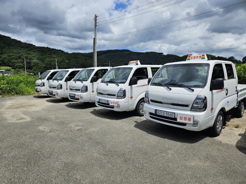 명문운전전문학원의 도로주행 교육 차량