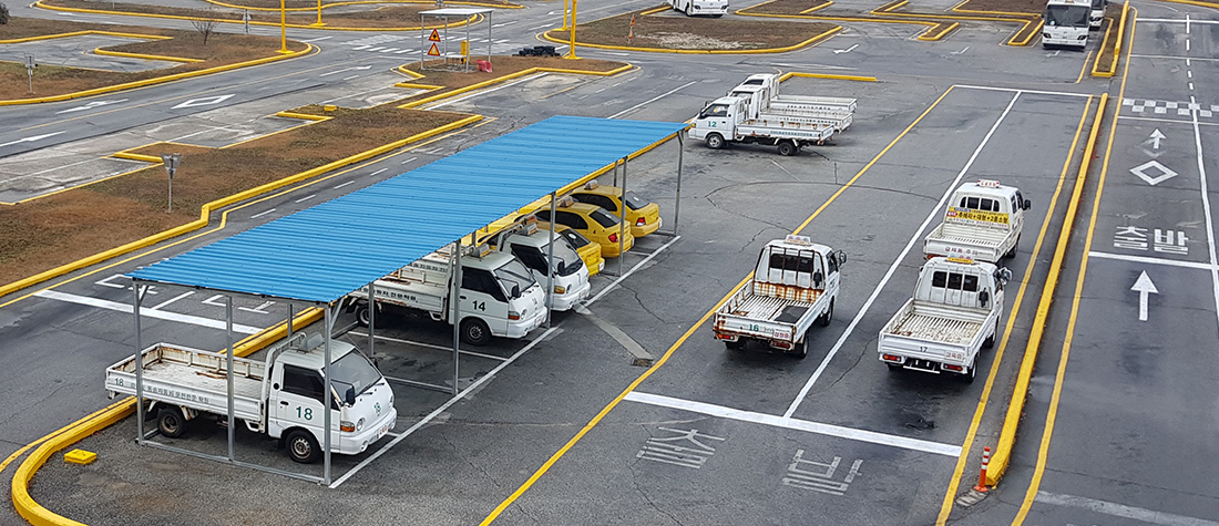 수강생이 1:1 맞춤 교육을 받으며 운전 연습을 하는 모습