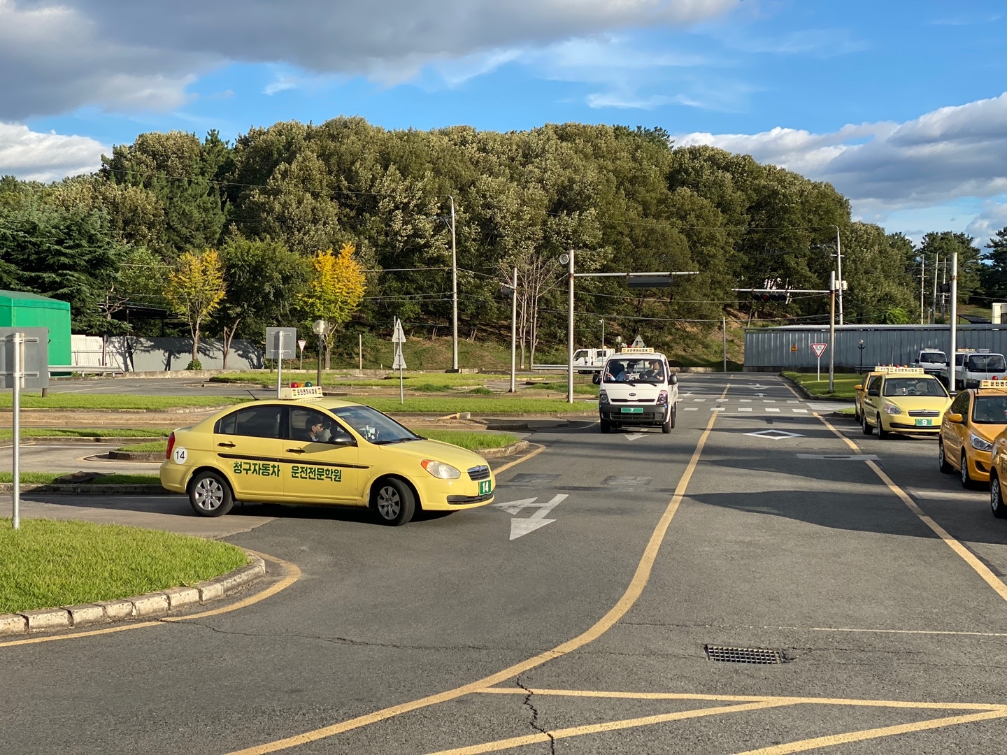 운전면허 필기시험을 준비하는 사람의 모습