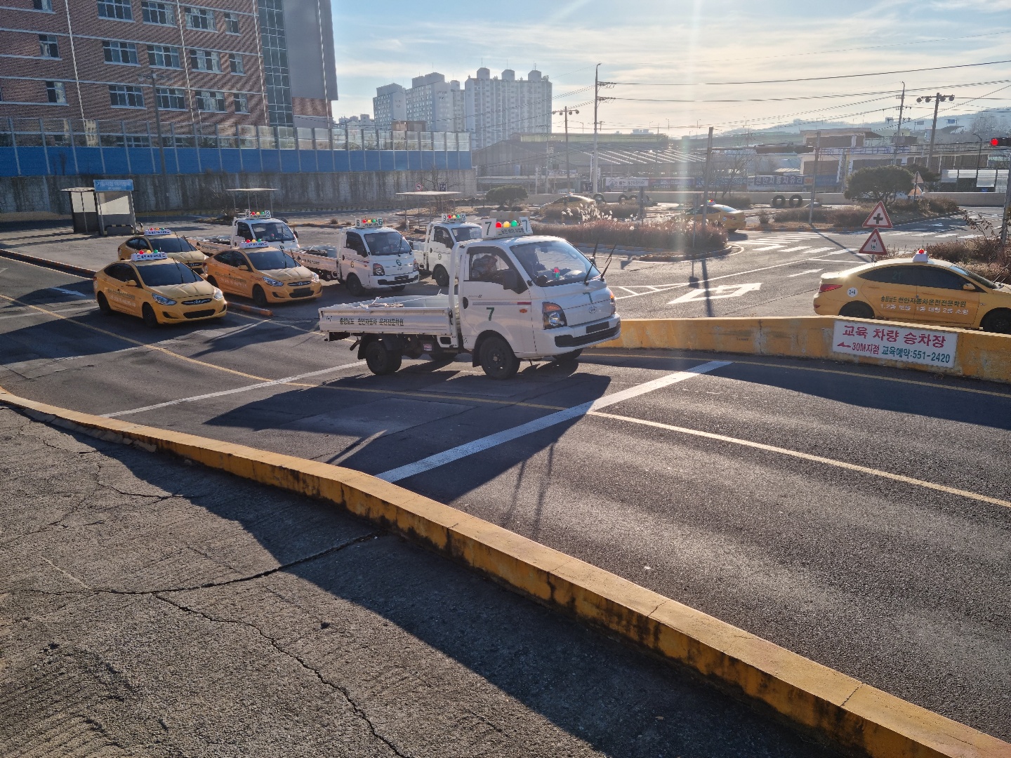 운전면허 도로주행 시험 중인 차량의 모습