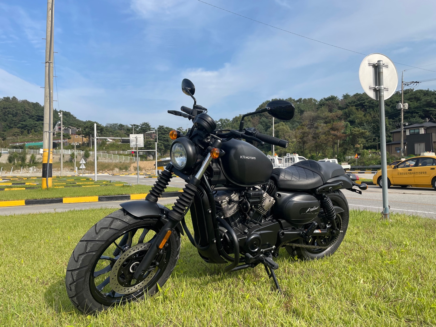 수강생이 1:1 도로주행 교육을 받고 있는 모습