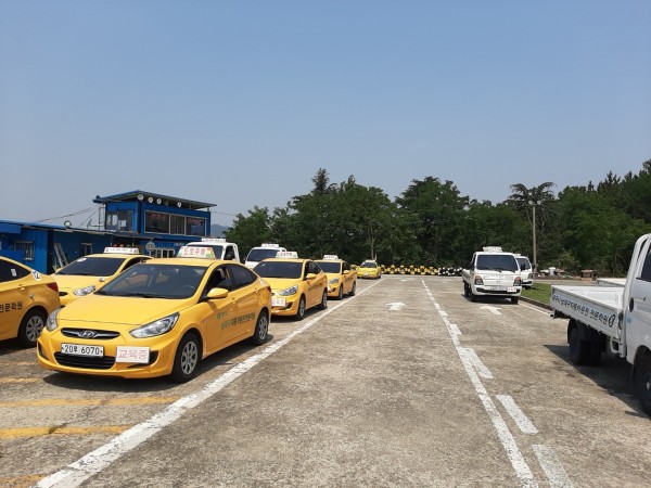 한적한 도로에서 도로주행 교육을 받는 모습