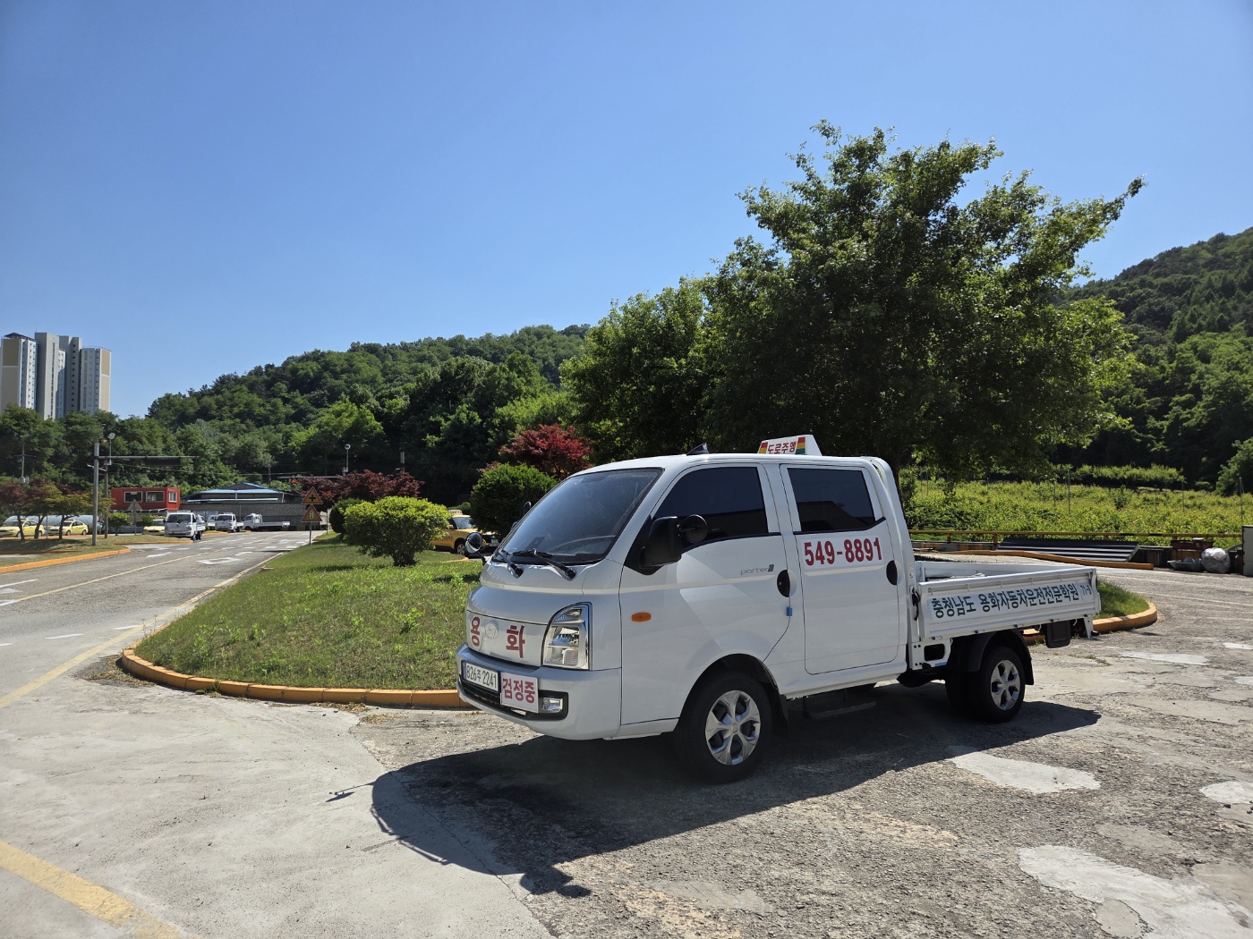 운전면허 기능 시험을 연습하는 수강생