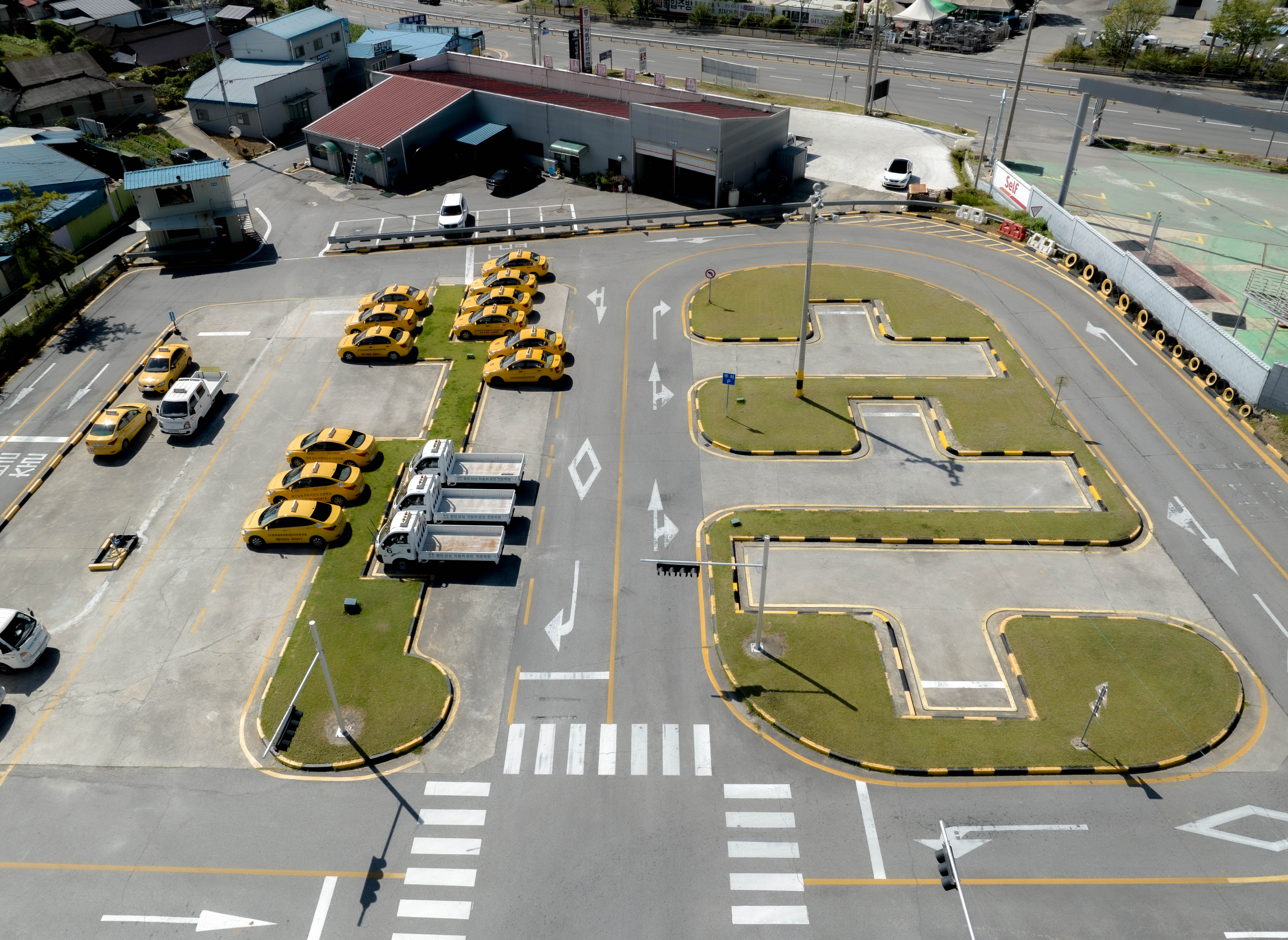 운전면허 필기시험을 준비하는 모습