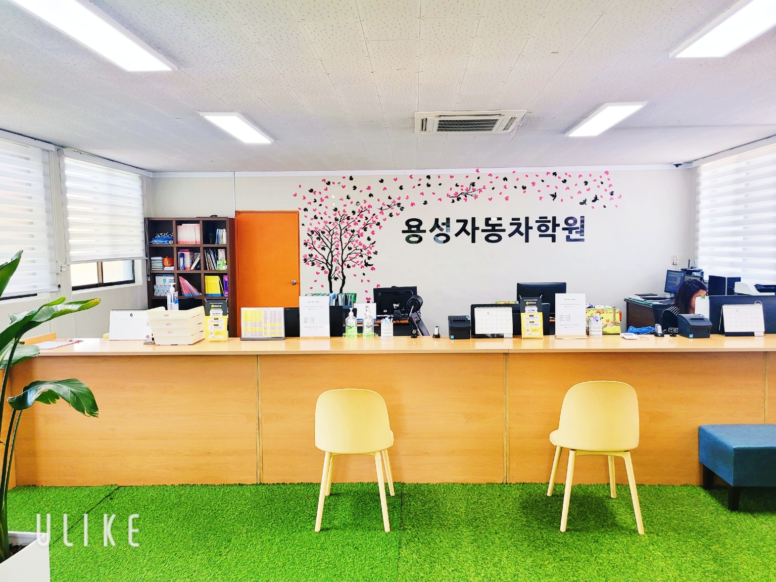 깨끗하게 리모델링된 용성 운전면허학원 내부