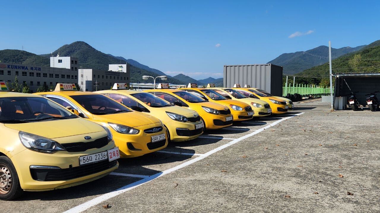 한적한 도로에서 진행되는 부림 자동차운전전문학원의 도로주행 교육 모습
