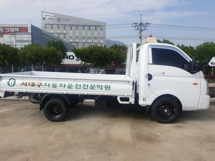 도로주행 시험을 위해 대기 중인 서대구 운전면허학원 차량들