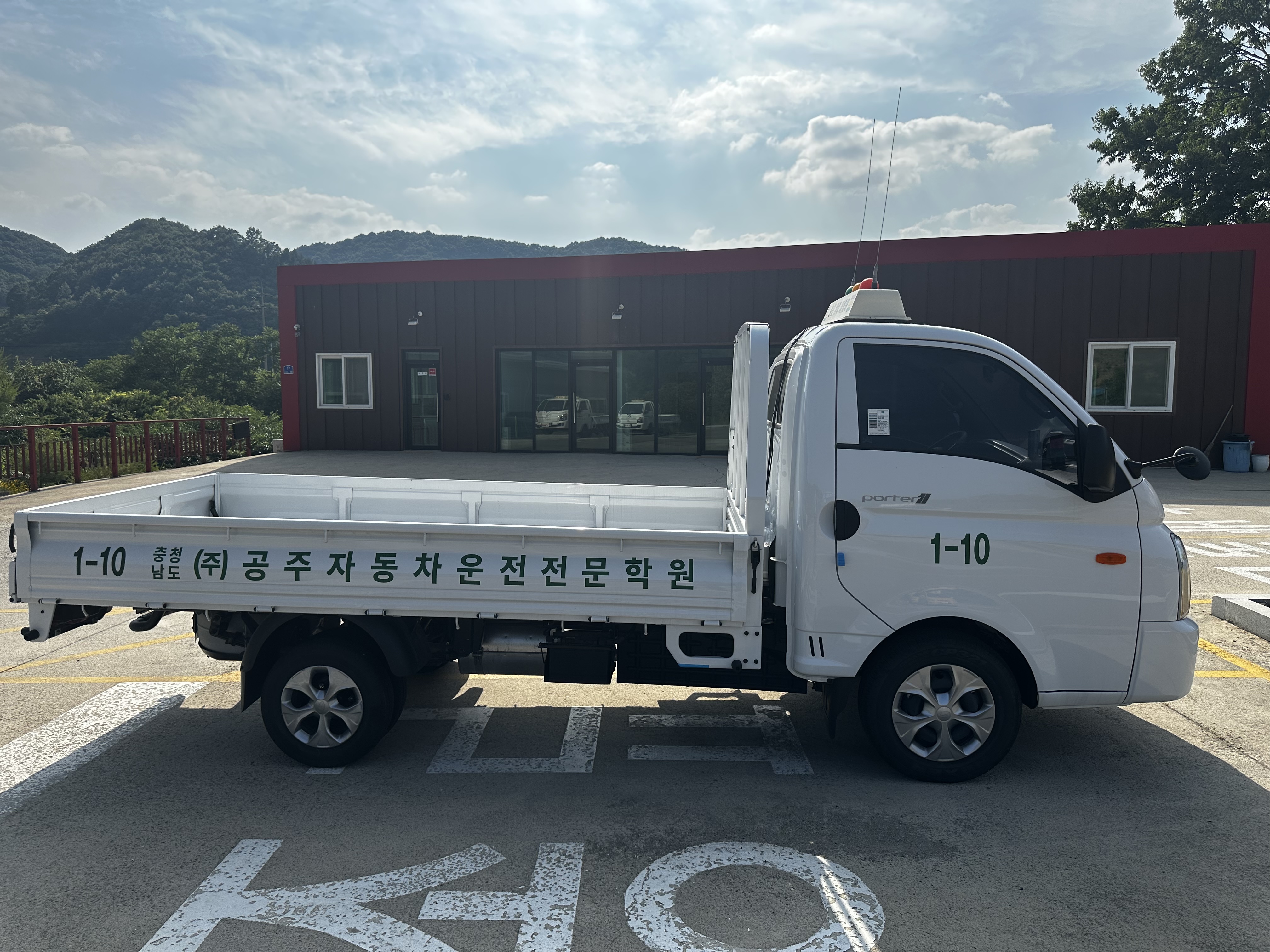 깨끗하게 관리된 공주운전전문학원의 도로주행 시험용 차량